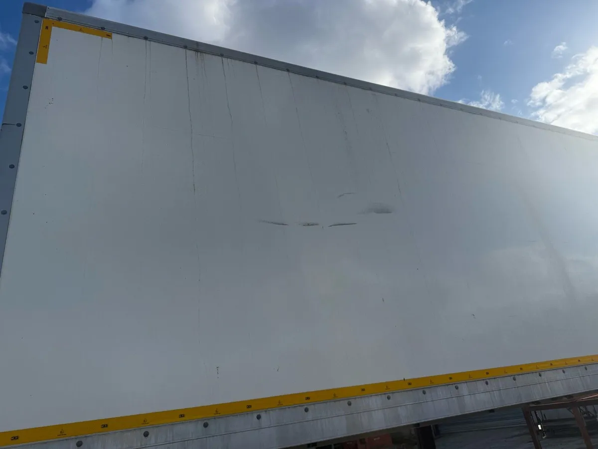 20ft box body With roller door - Image 2