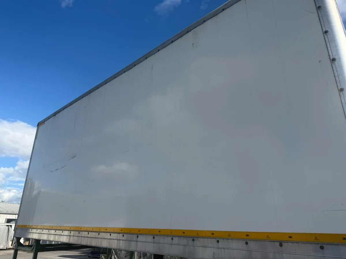 20ft box body With roller door - Image 3
