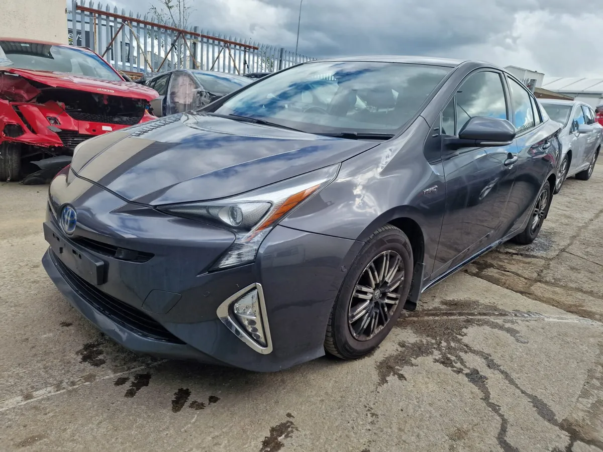 17 TOYOTA PRIUS  1.8 HYBRID FOR BREAKING - Image 2