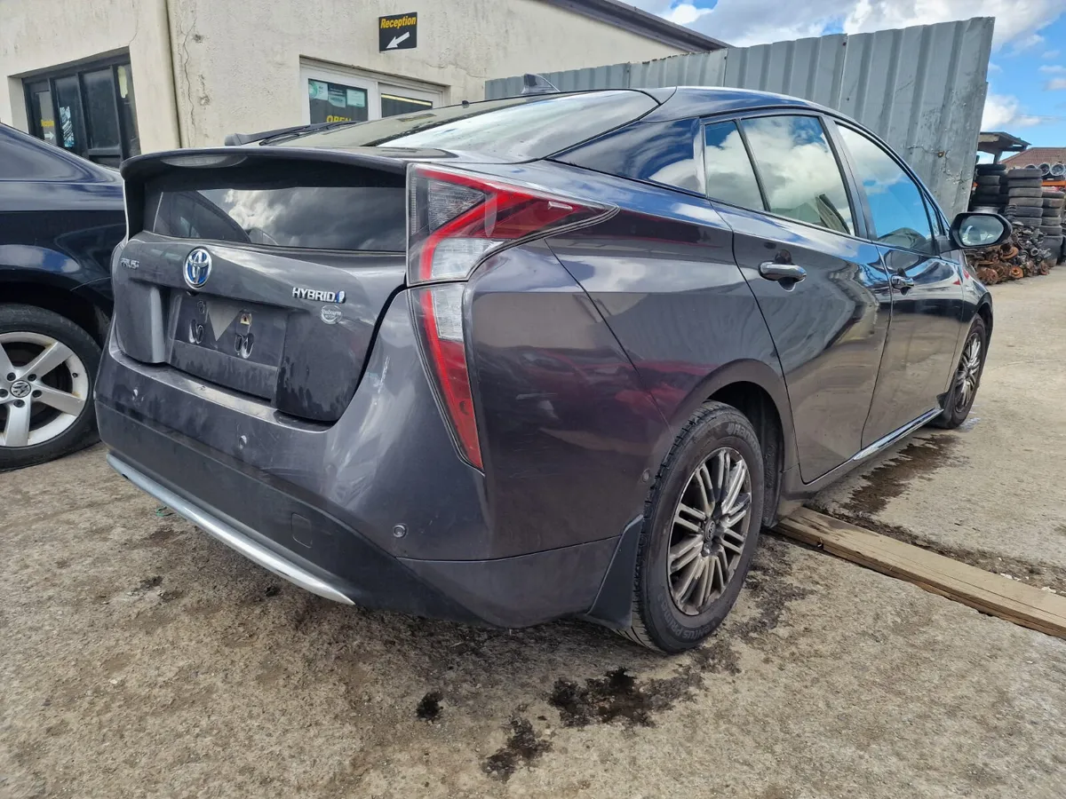 17 TOYOTA PRIUS  1.8 HYBRID FOR BREAKING - Image 3