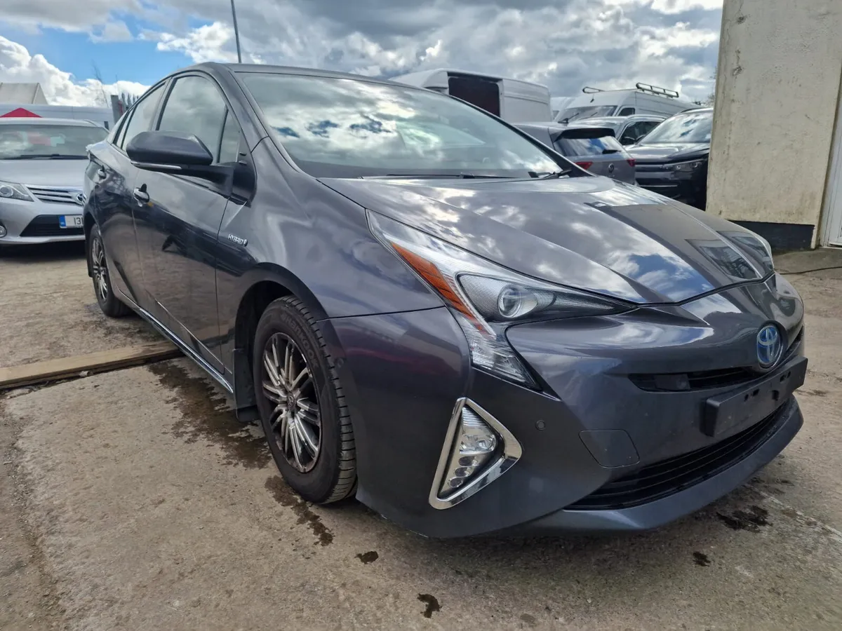 17 TOYOTA PRIUS  1.8 HYBRID FOR BREAKING - Image 1