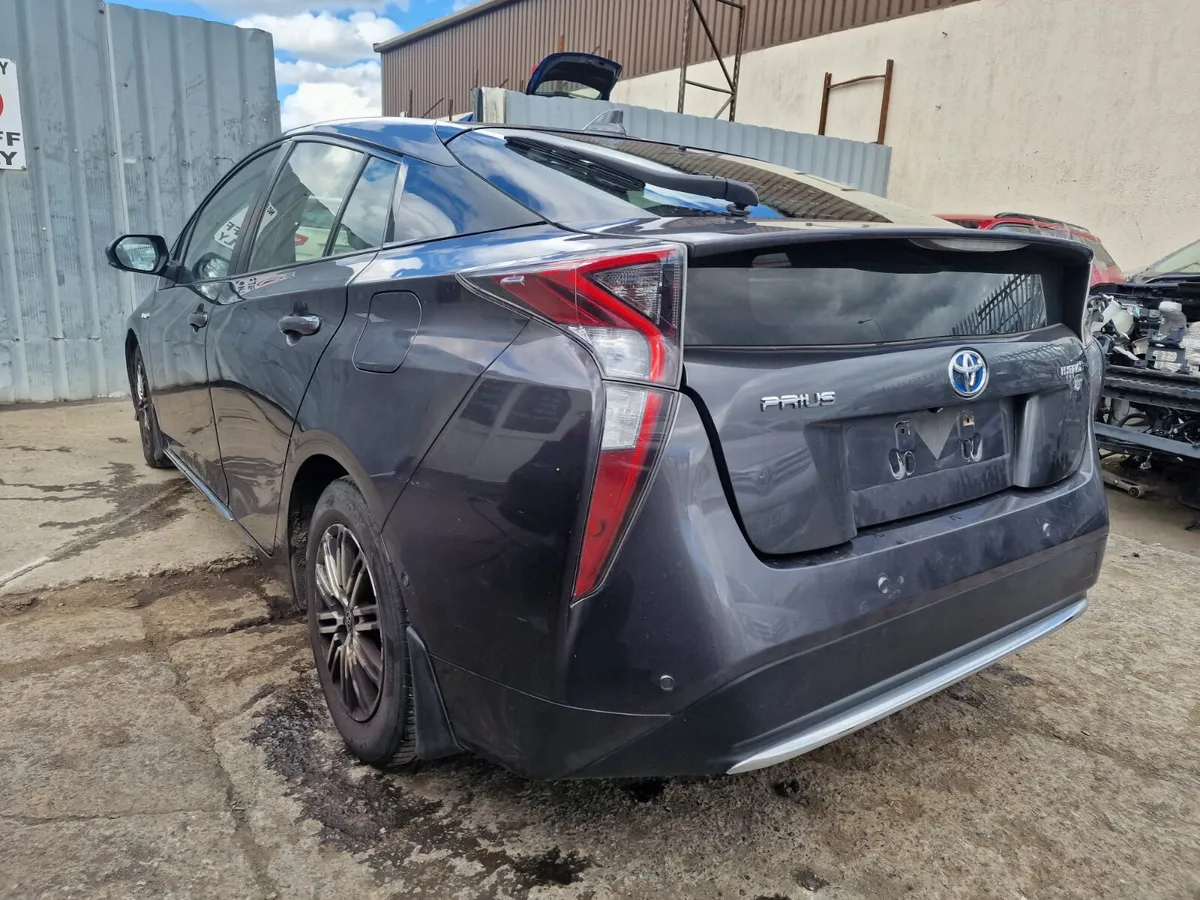 17 TOYOTA PRIUS  1.8 HYBRID FOR BREAKING - Image 4