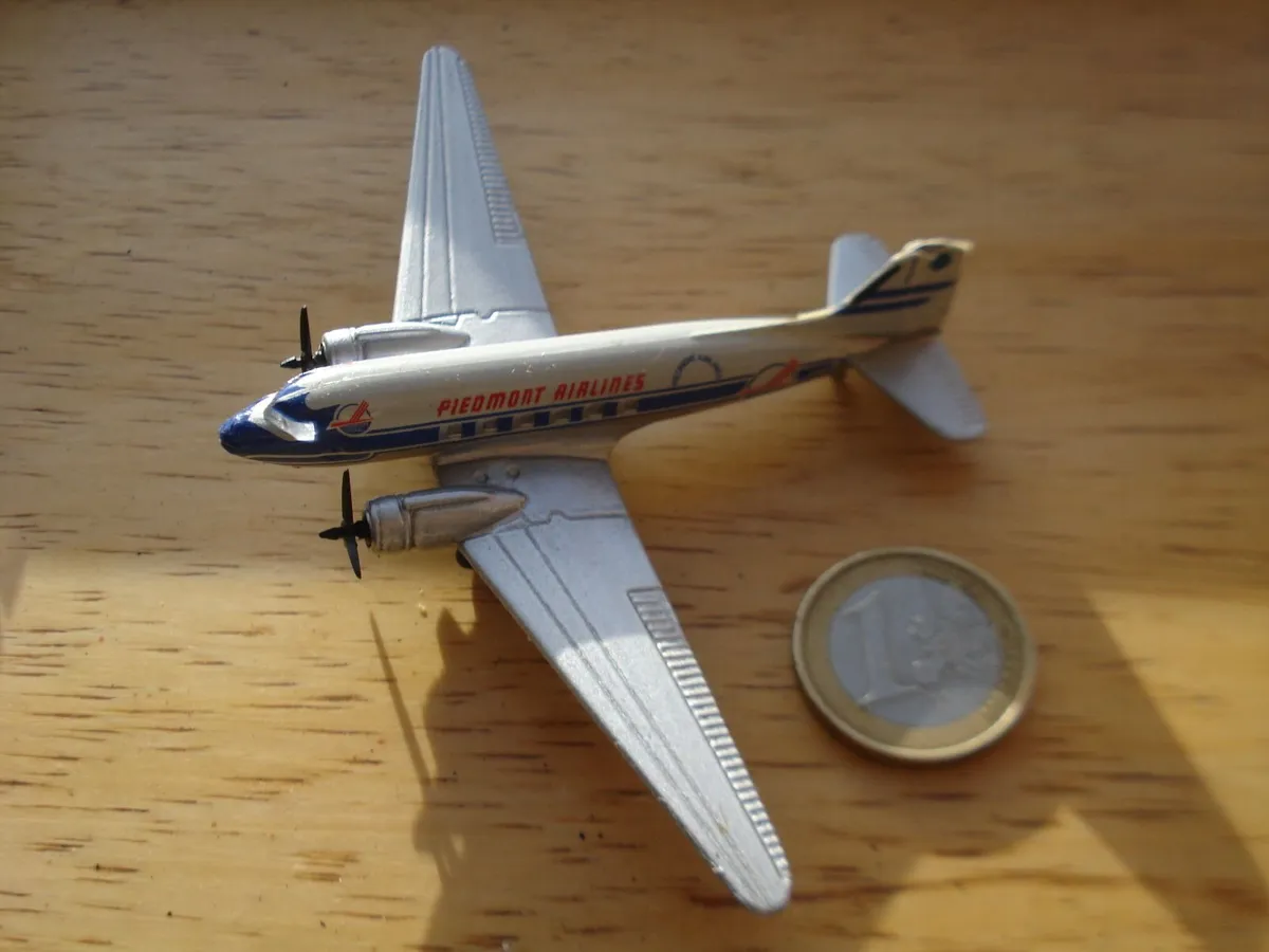 DOUGLAS DC-3 DIECAST METAL MODELS. 1/250 SCALE. - Image 1