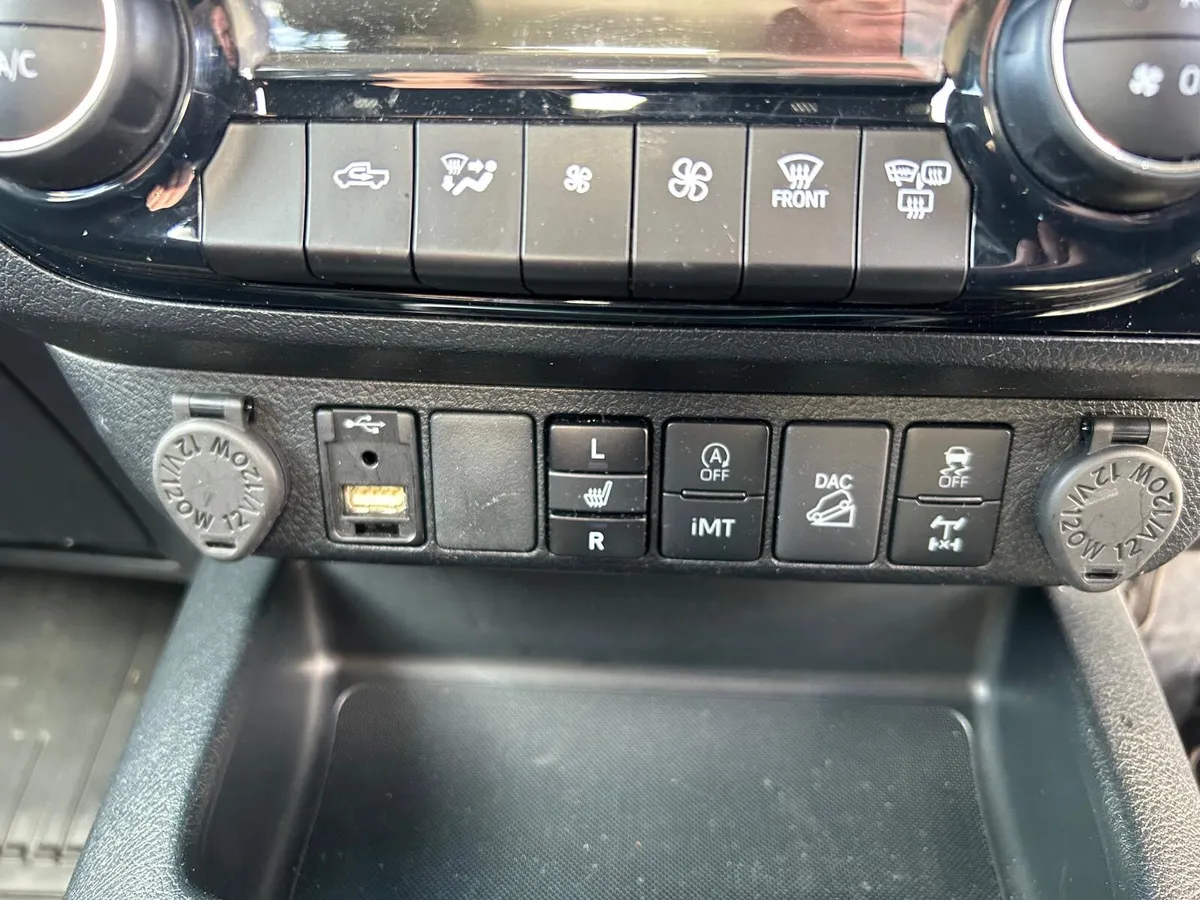 Toyota Hilux 2023 - Image 2