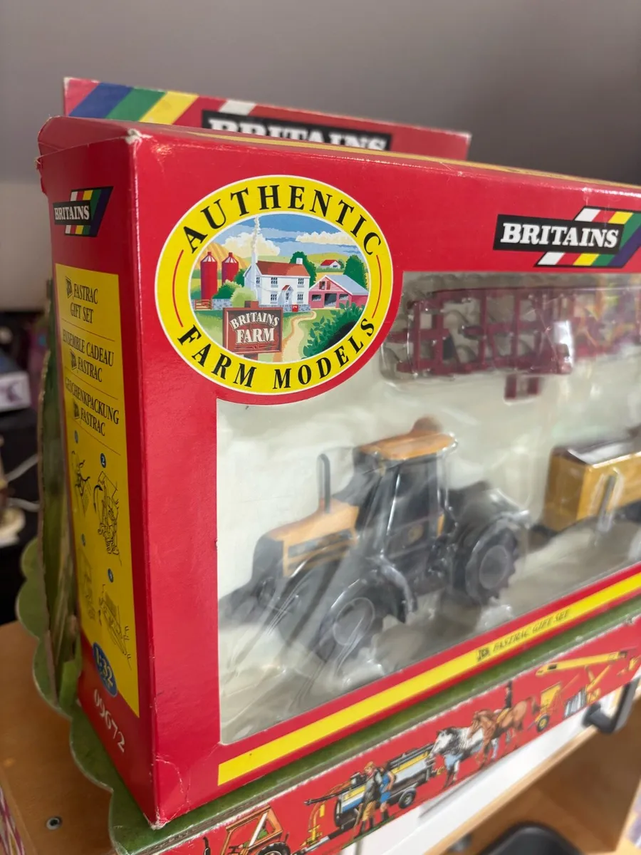 Britains JCB Fastrac Gift Set - Image 2