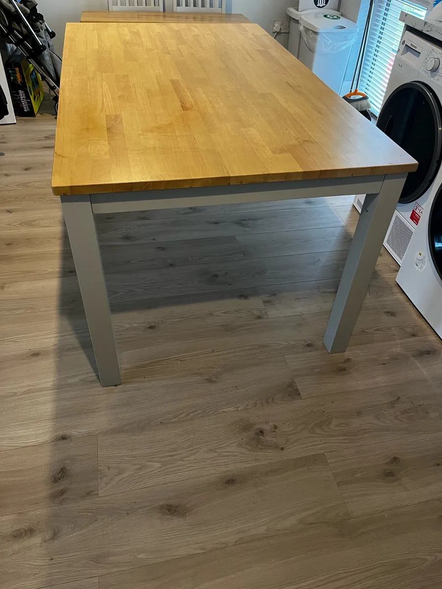 Kitchen table and chairs - Image 1