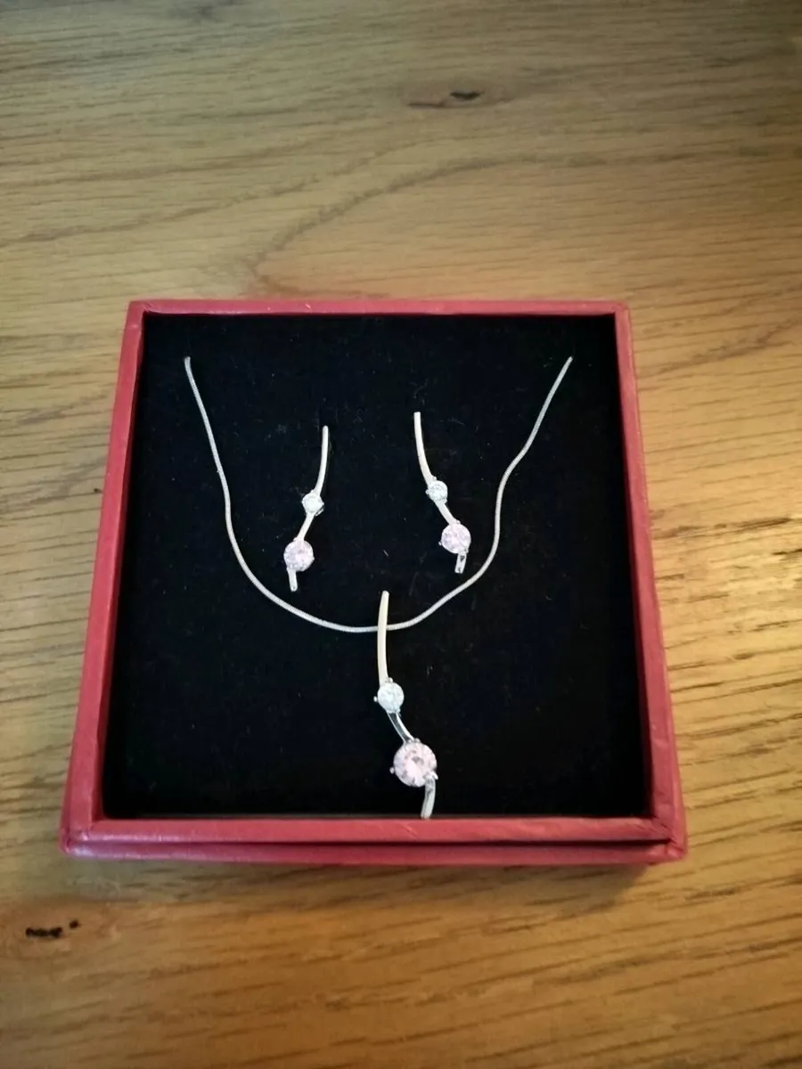 Costume jewellery - Image 1