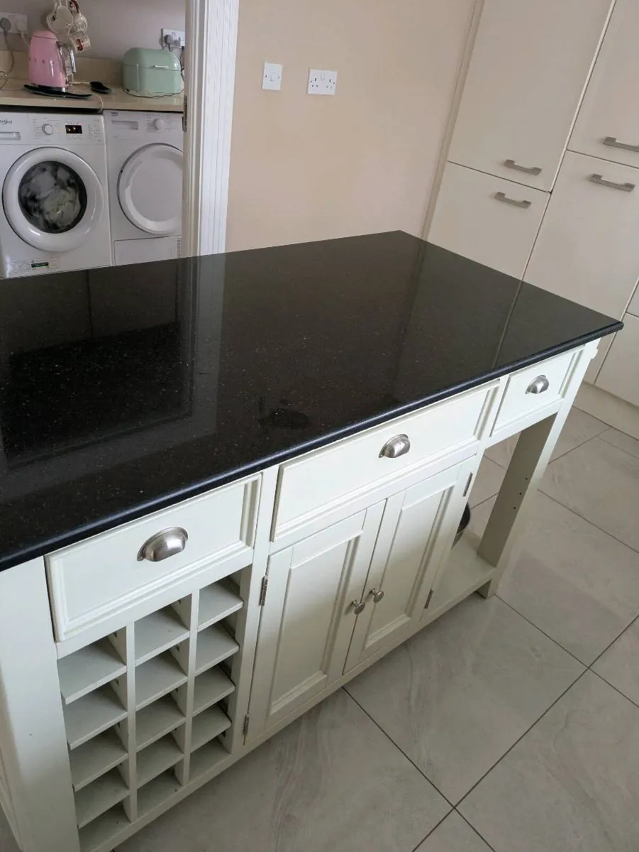 Kitchen island - Image 1