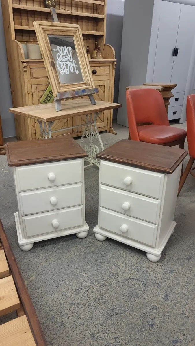 Pine double bed, matching bedside lockers - Image 2