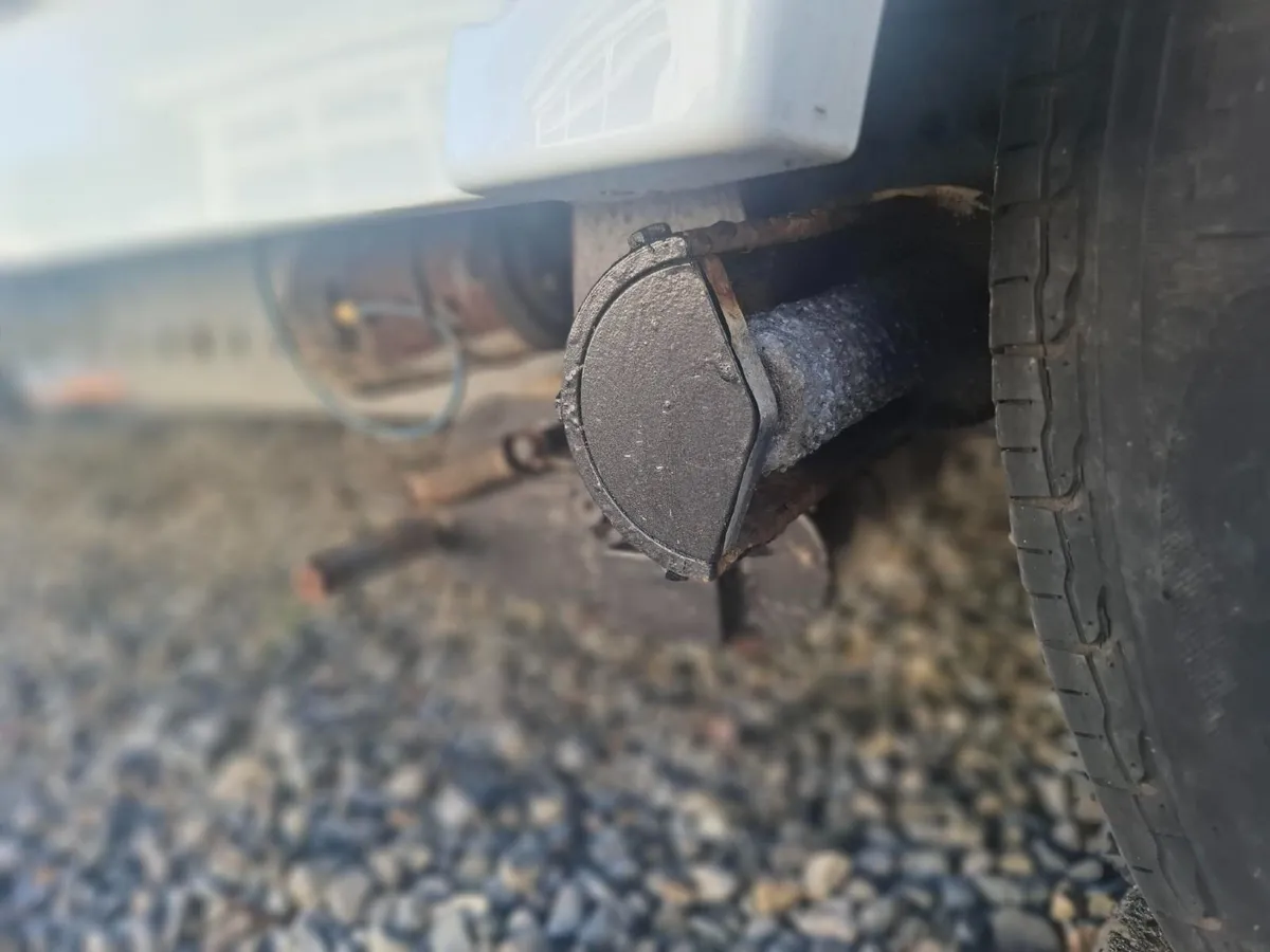 4 Berth 2012 Lunar Quaser caravan - Image 3