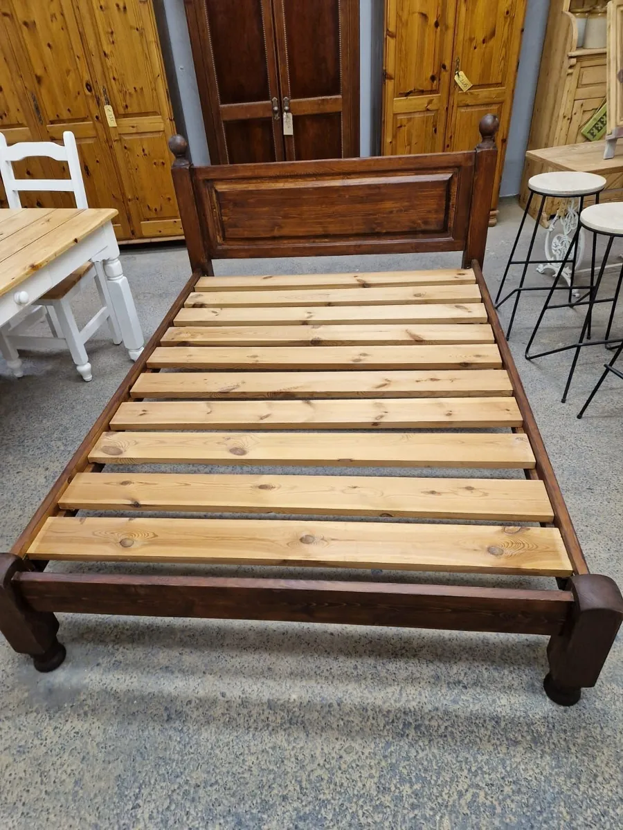 Pine double bed, matching bedside lockers - Image 4