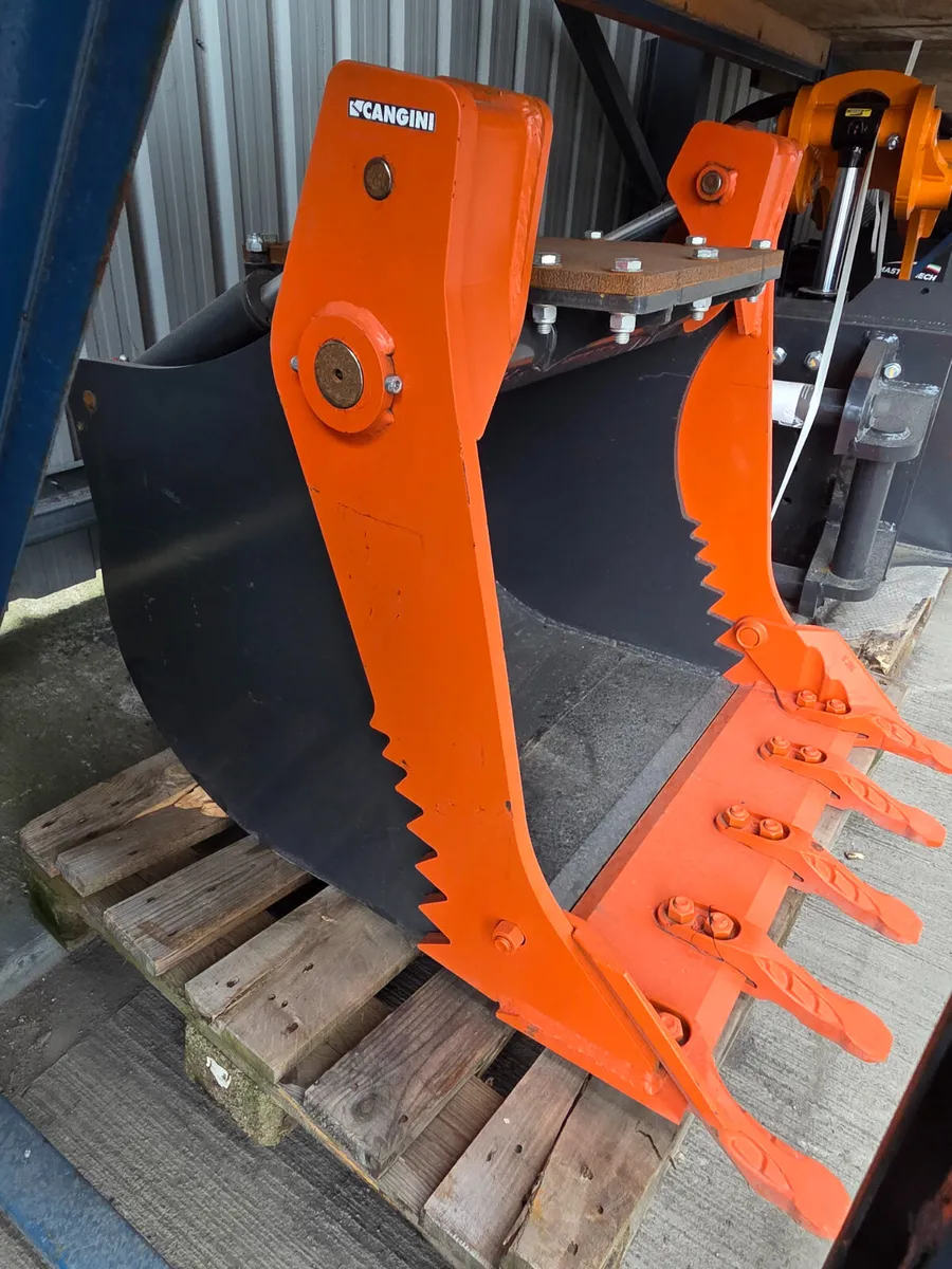 Cangini 4/1 hydraulic bucket suits 6/8T - Image 1