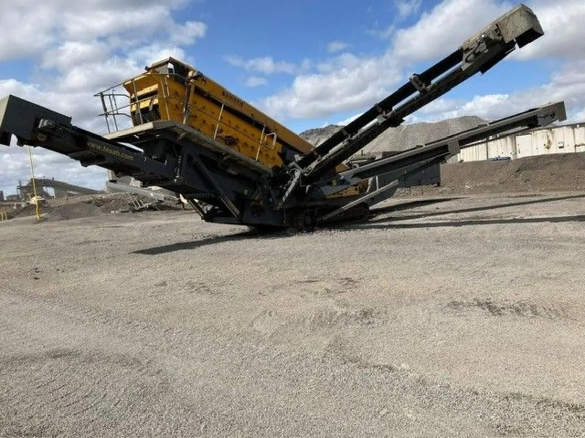 21' Tesab 3430 3 Deck Screener - Image 1