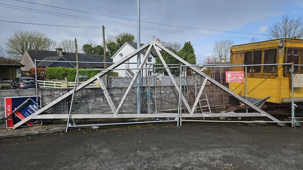 roof trusses. - Image 2