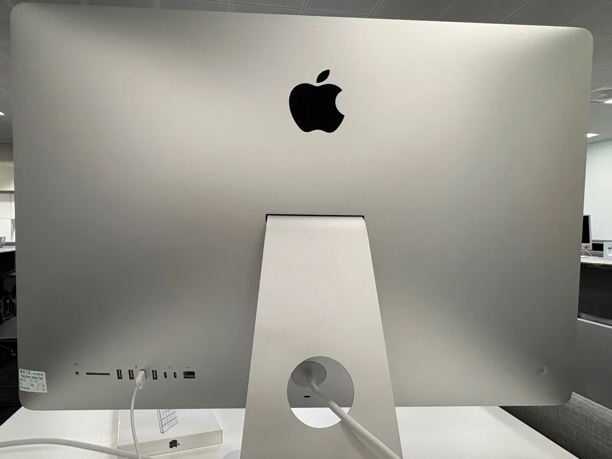 iMac - 2020 - 27 Inch - 16 GB RAM - 3.3 i5 - AMD - Image 2