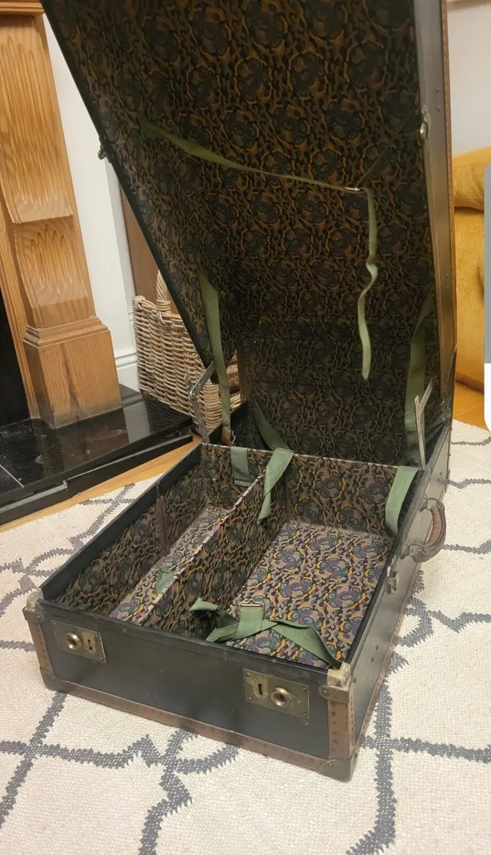 Antique Steamer Trunk - storage or coffee table - Image 2