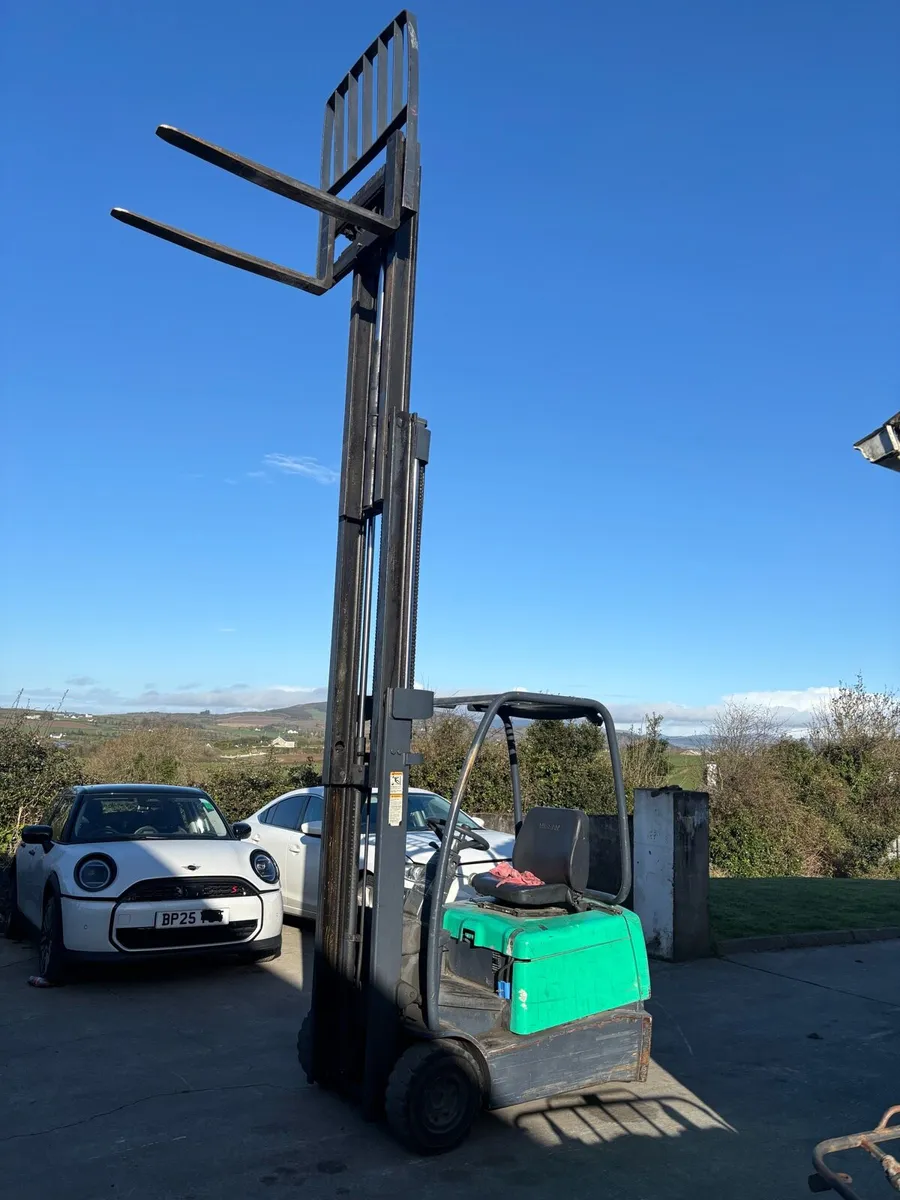 Electric forklift - Image 3