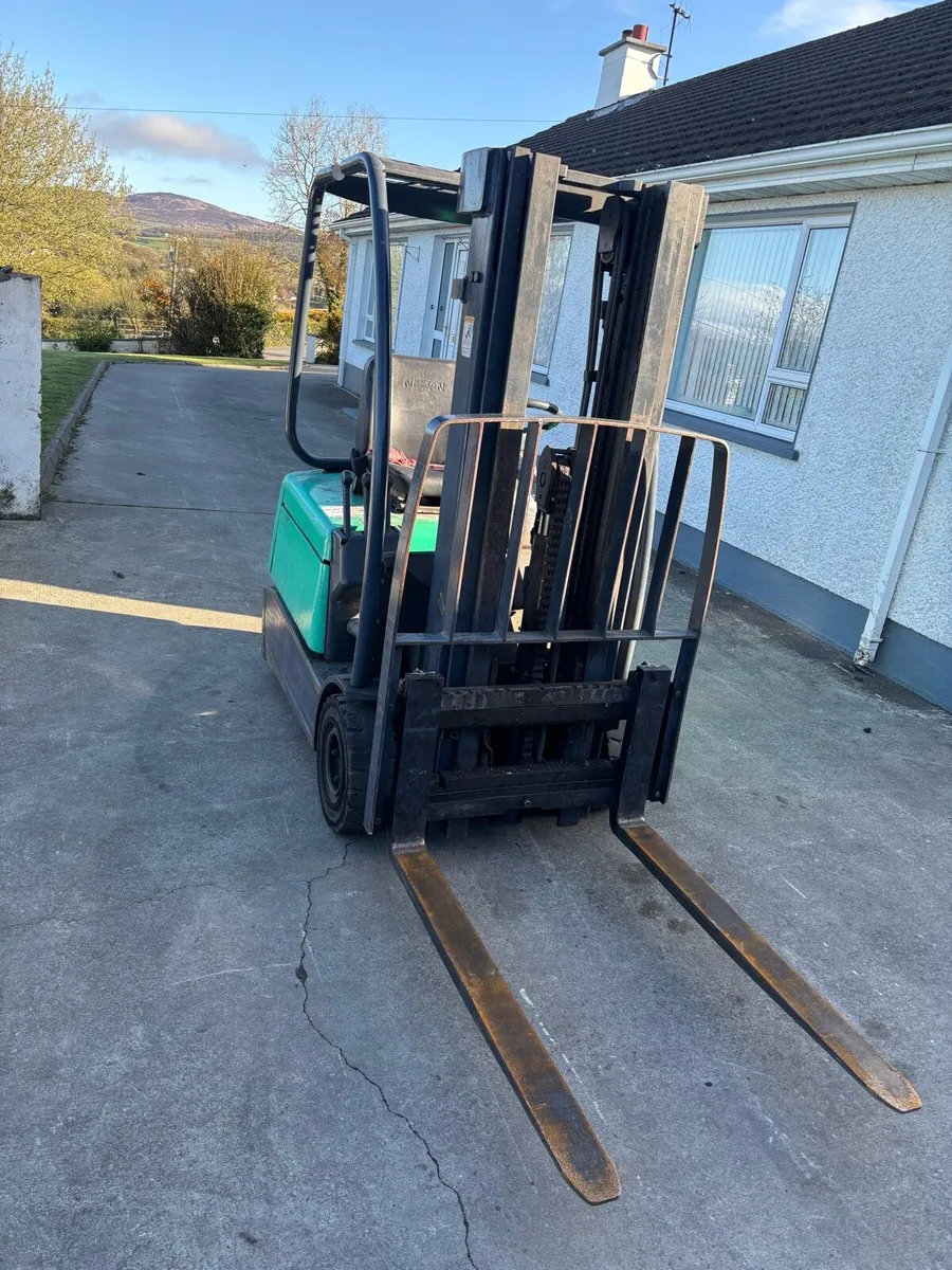 Electric forklift - Image 1