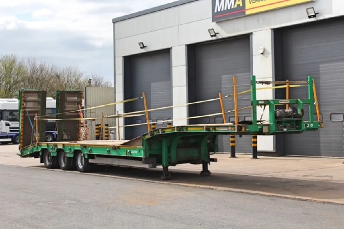 2017 MONTRACOM TRI-AXLE LOW-LOADERRUCK - Image 1