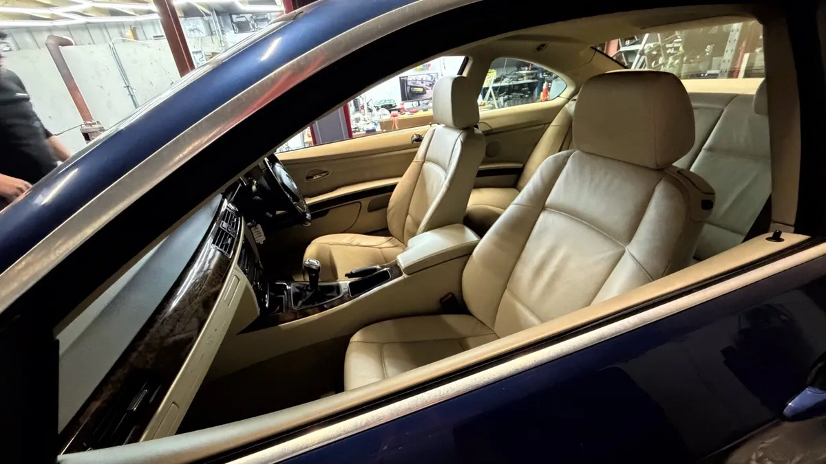 2007 bmw 325i interior - Image 3