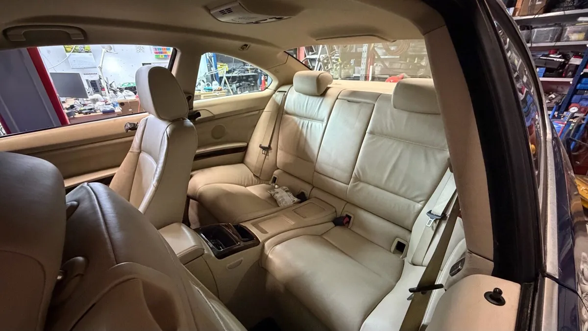 2007 bmw 325i interior - Image 4