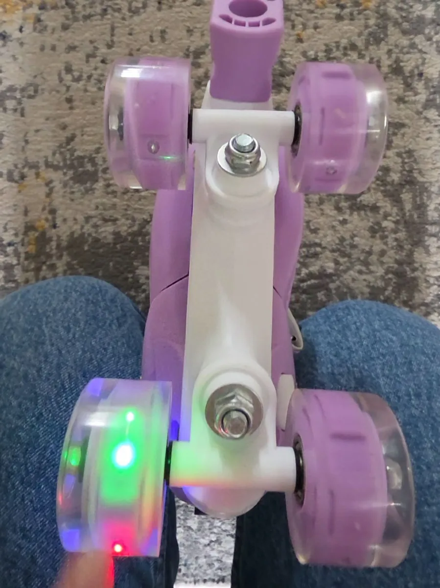 Parallel Skates, 4 Wheels Skates with LED Lighting - Image 2