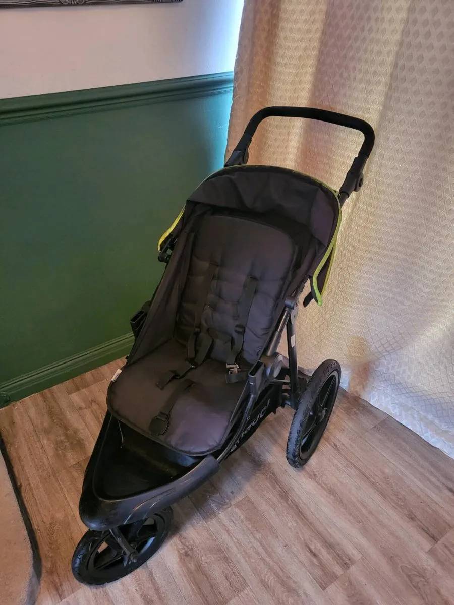 Hauck 3 wheeler stroller - Image 2