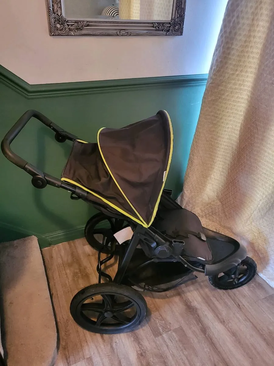 Hauck 3 wheeler stroller - Image 3