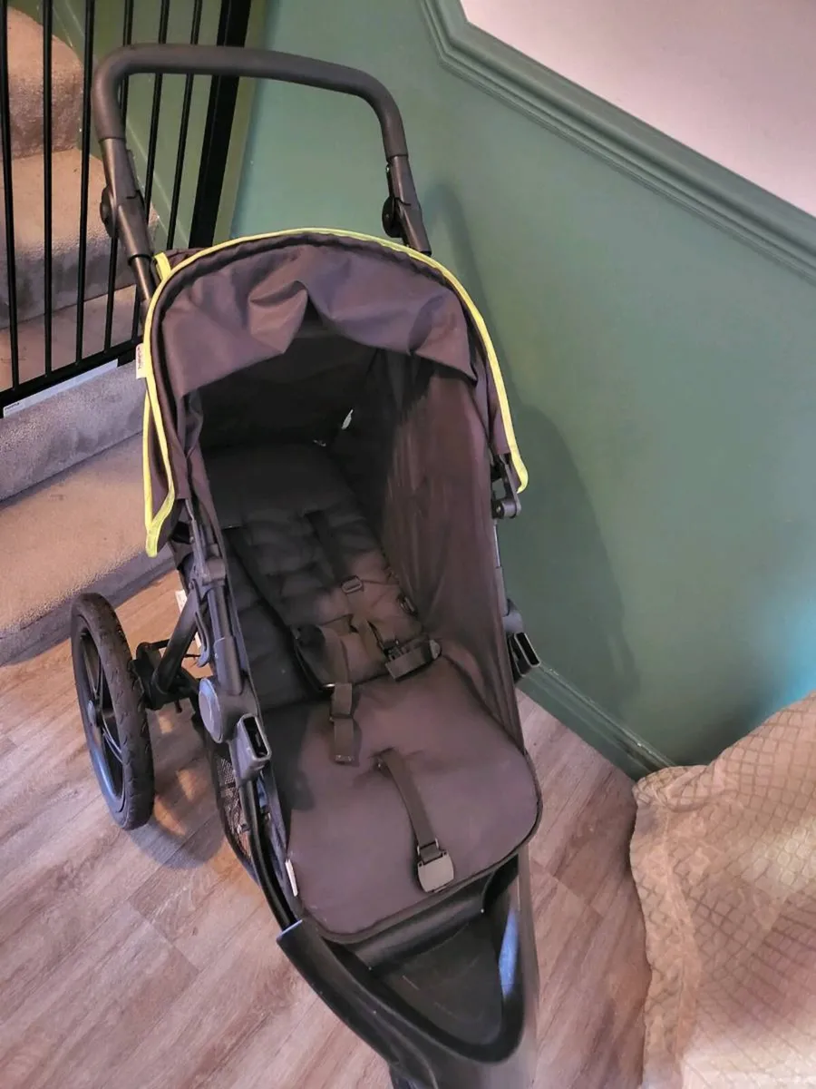 Hauck 3 wheeler stroller - Image 4