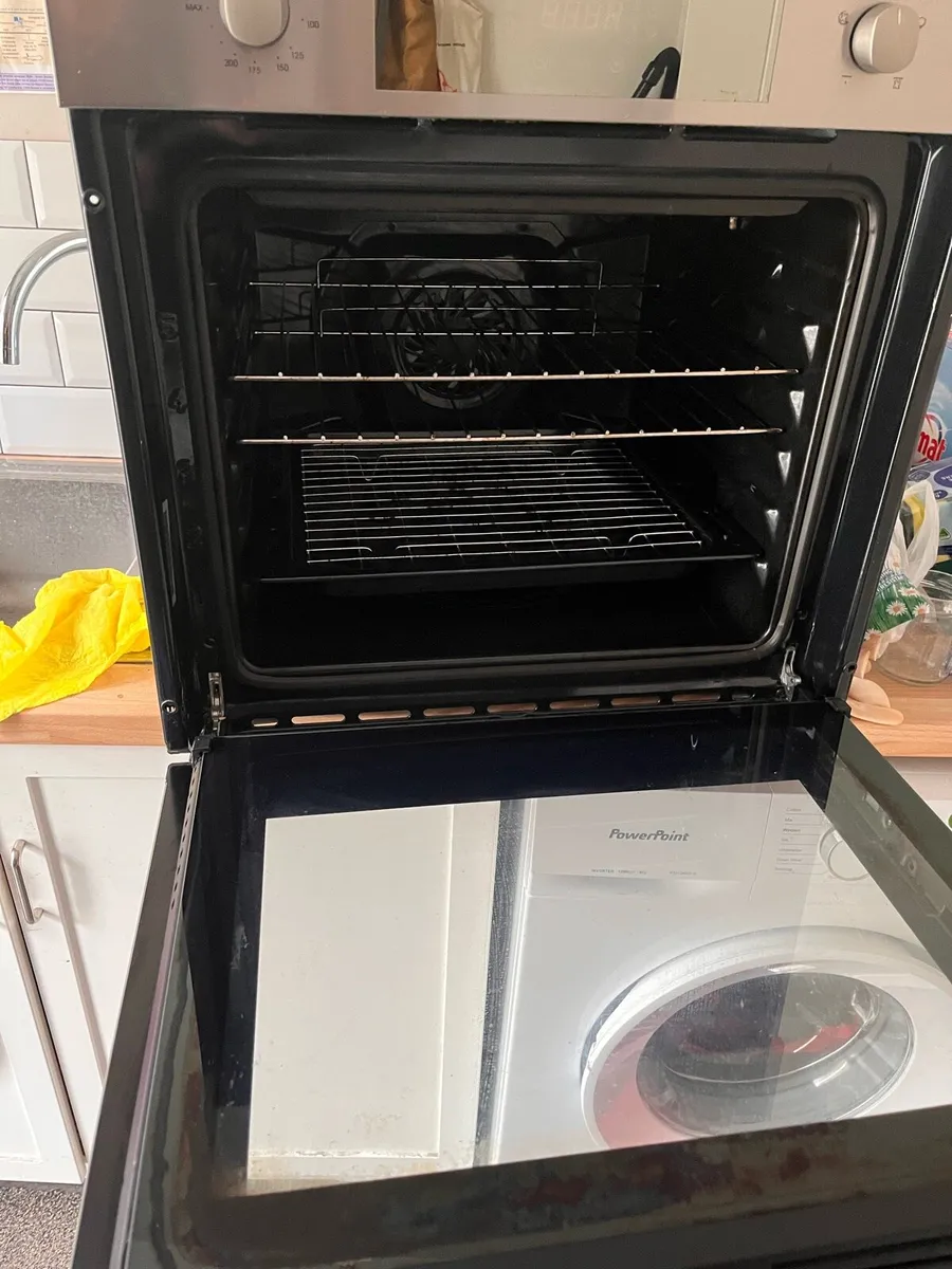 Oven and hob - Image 3