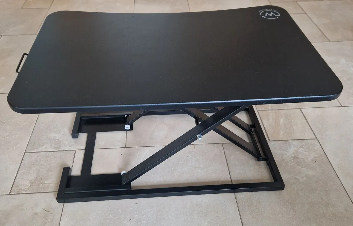 Adjustable desk - Image 1