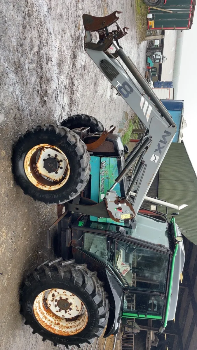 Valmet-Valtra 800 loader tractor - Image 3