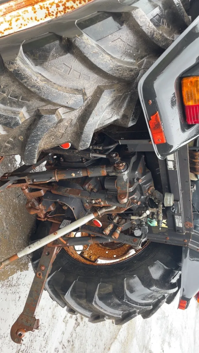 Valmet-Valtra 800 loader tractor - Image 4