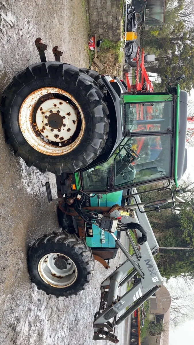 Valmet-Valtra 800 loader tractor - Image 2