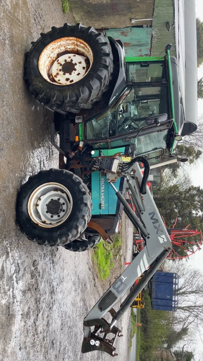 Valmet-Valtra 800 loader tractor - Image 1