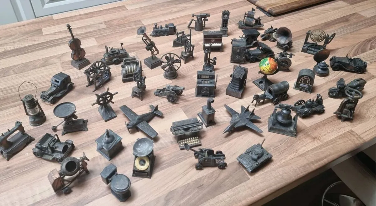 Collection of metal pencil sharpeners - Image 1