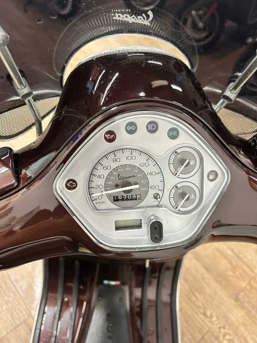 2011 Vespa GTS300 - Image 4