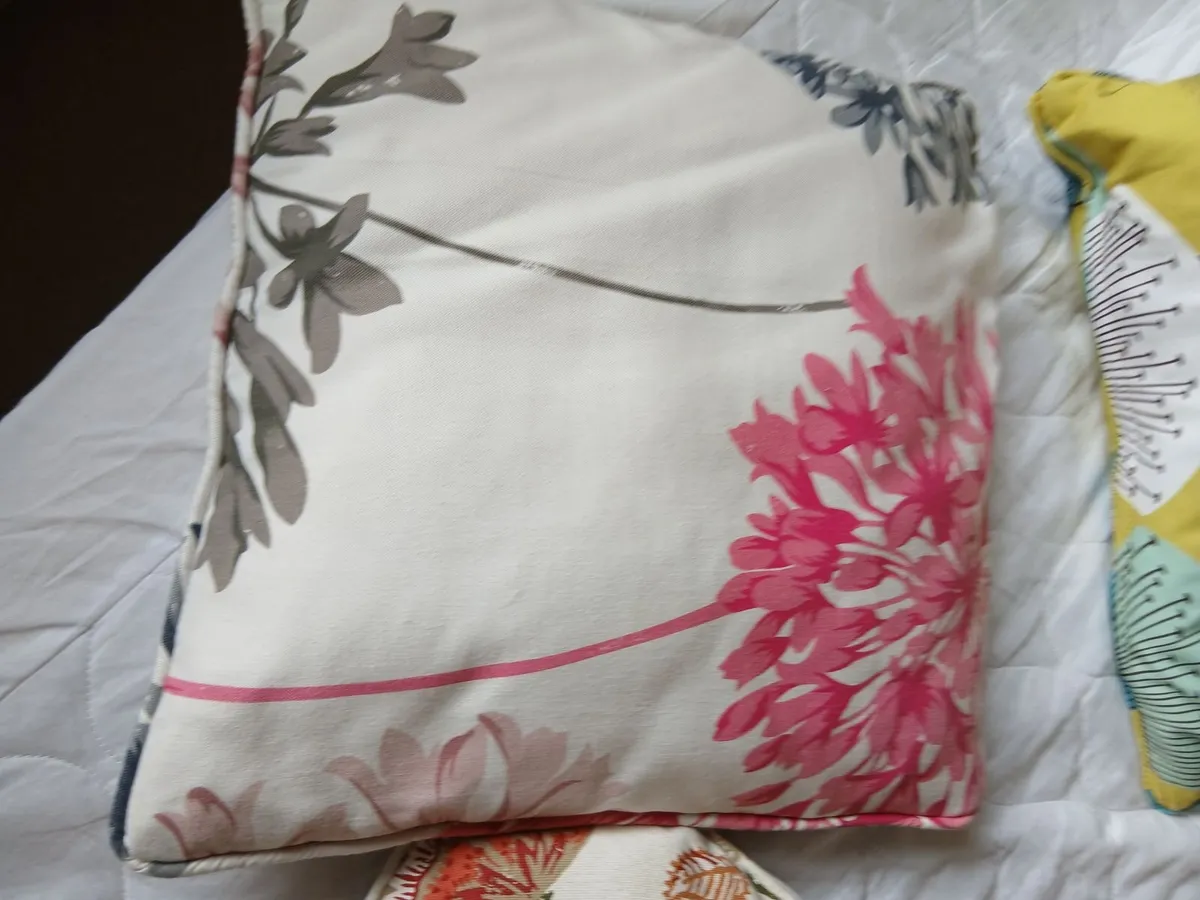 Assorted cushions - Image 3