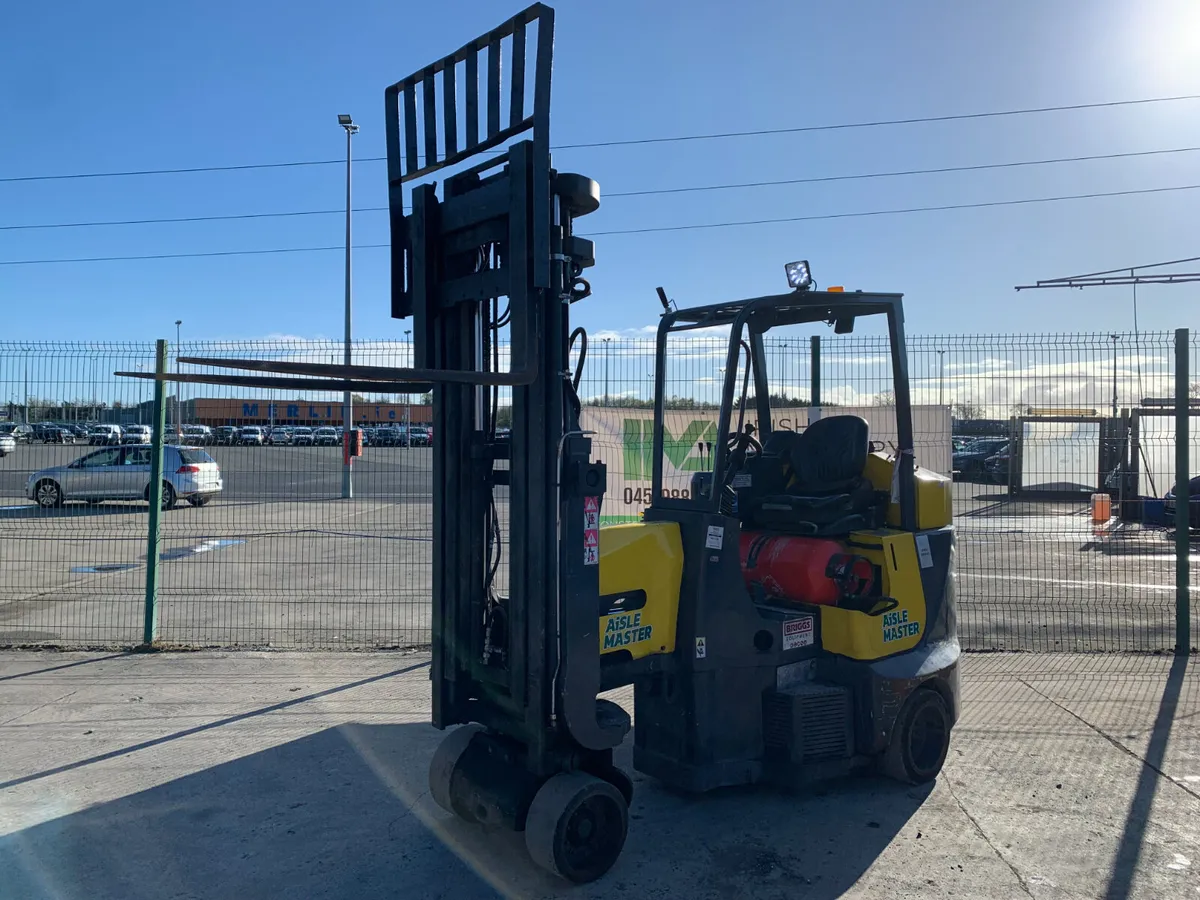 BID ONLINE NOW - 2018 AISLE MASTER 2T GAS FORKLIFT - Image 1