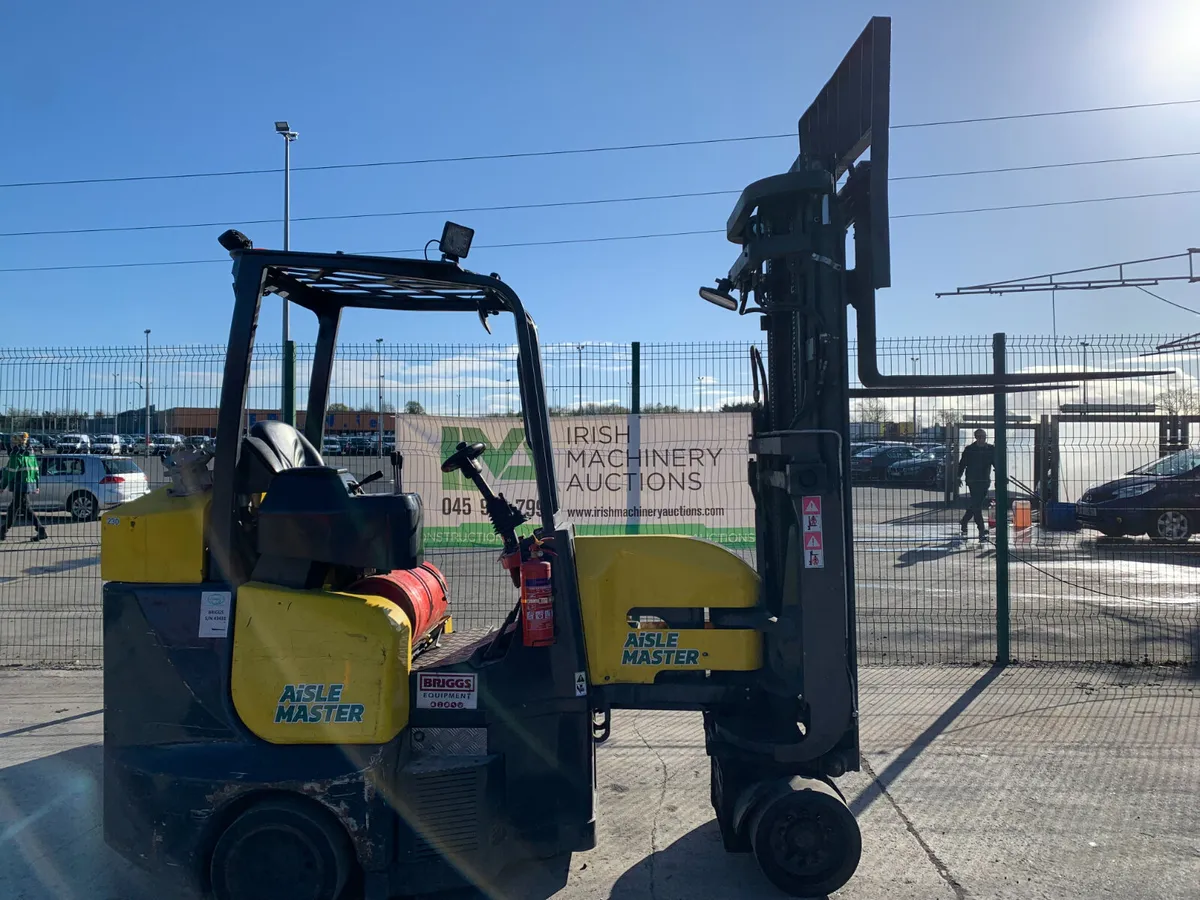 BID ONLINE NOW - 2018 AISLE MASTER 2T GAS FORKLIFT - Image 3