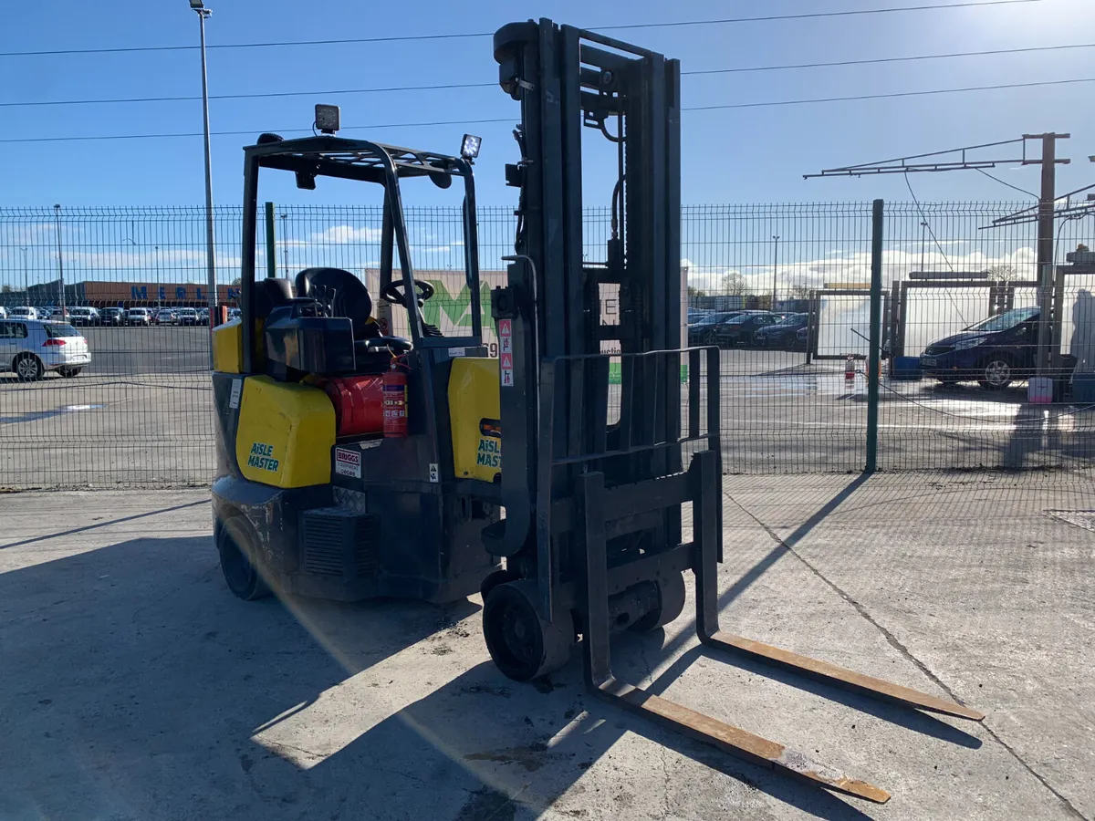 BID ONLINE NOW - 2018 AISLE MASTER 2T GAS FORKLIFT - Image 4