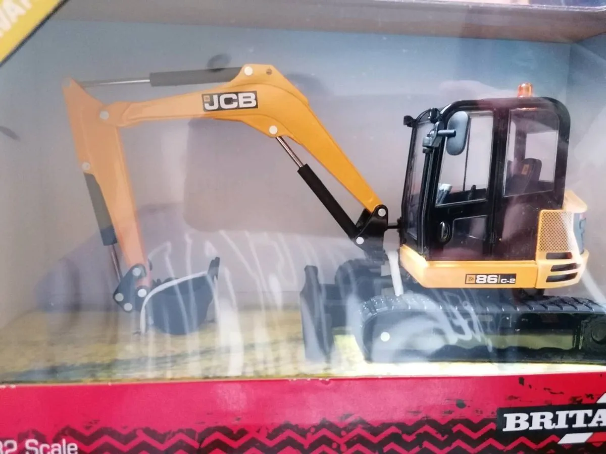 Britains midi excavator 1:32 NEW - Image 1