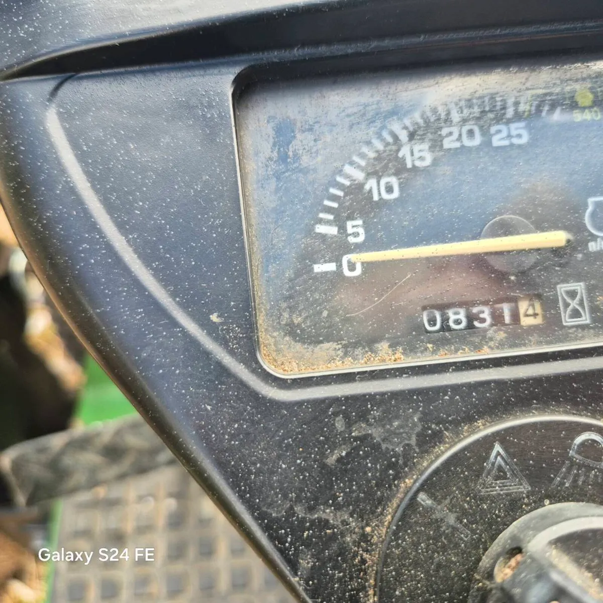 Compact tractor  john deere 4100 with loader - Image 3