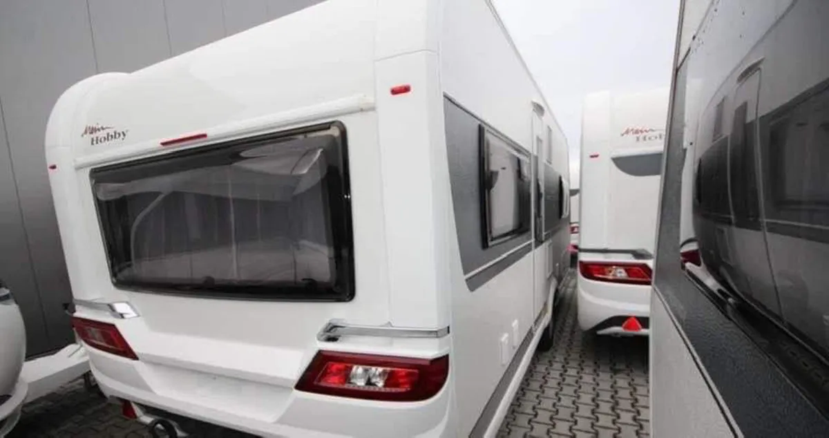ABSOLUTELY STUNNING 4 BERTH HOBBY CARAVAN - Image 2