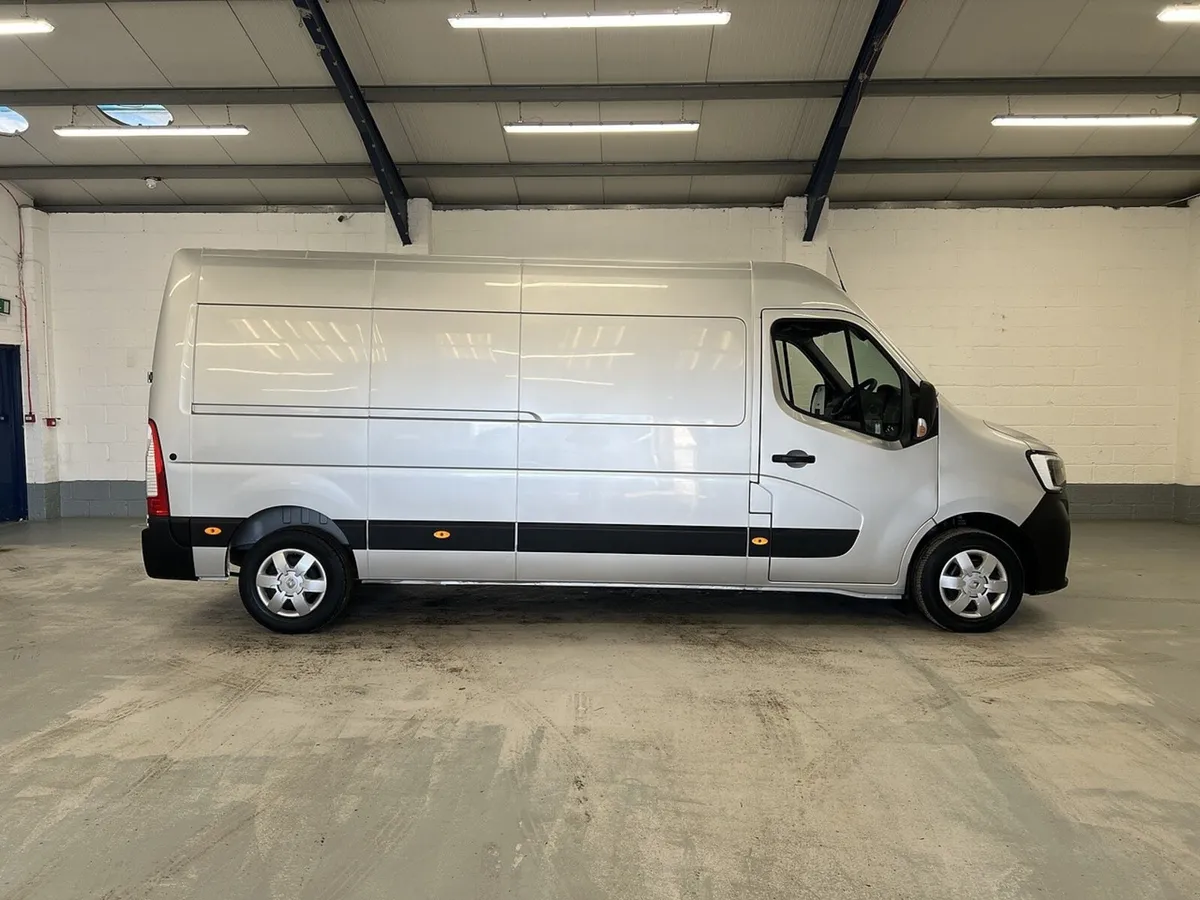 2023 Renault Master Panel Van - Image 1