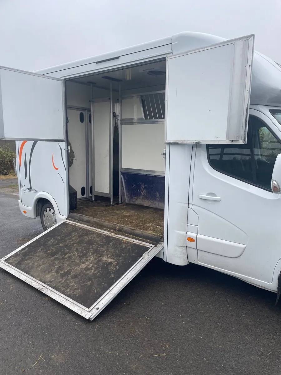 Horse boxes - Image 2