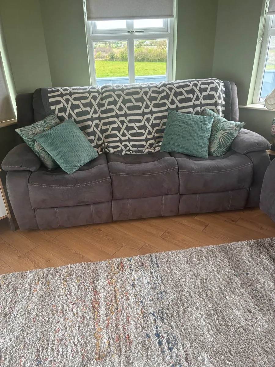 3 piece Suite - Image 2