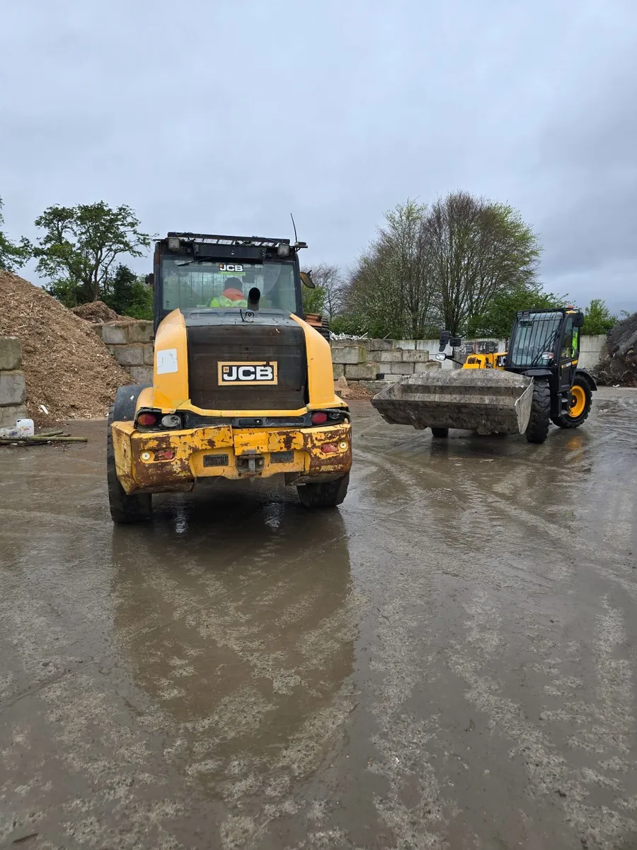 JCB 320 - Image 4
