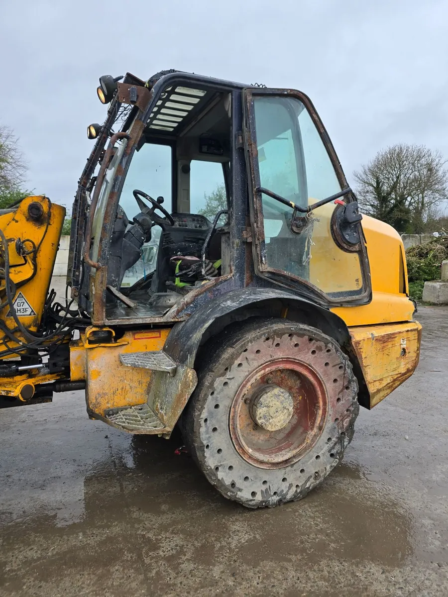 JCB 320 - Image 2