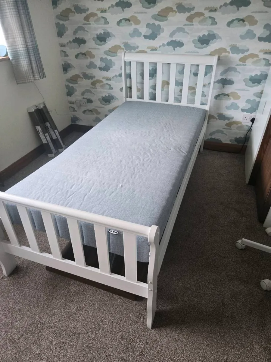 Single bed and mattress - Image 1